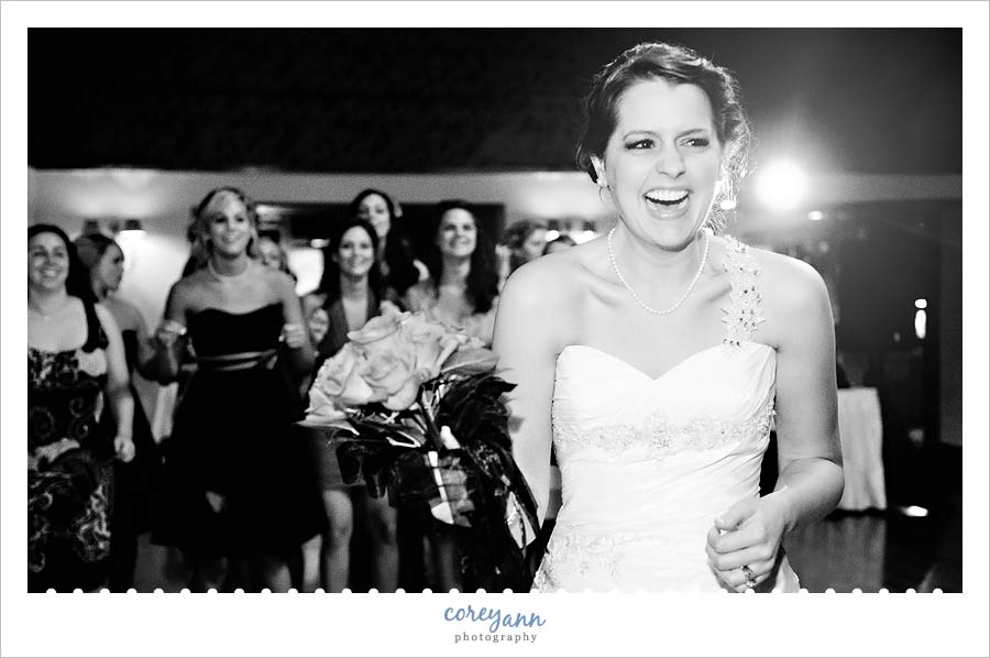 bride getting ready to throw bouquet at shady hollow country club