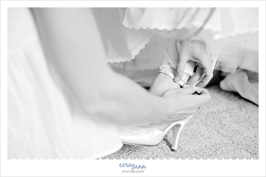 bride putting on shoe in alliance ohio