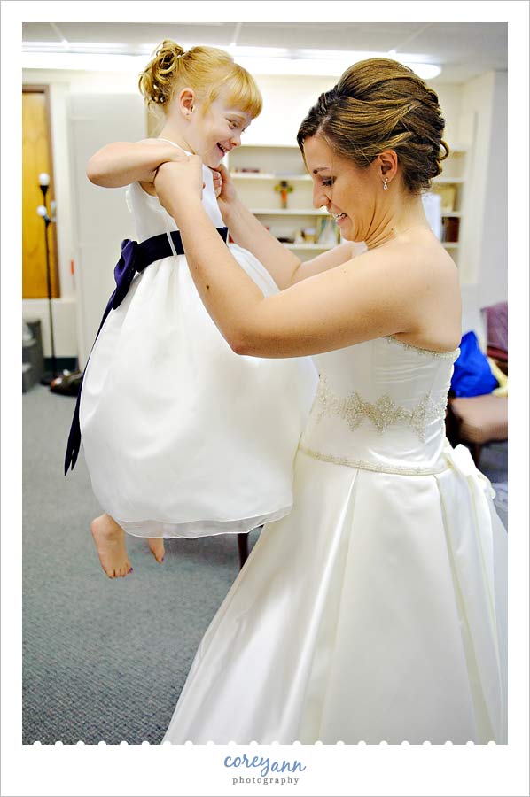 bride and flower girl before ceremony in mansfield ohio