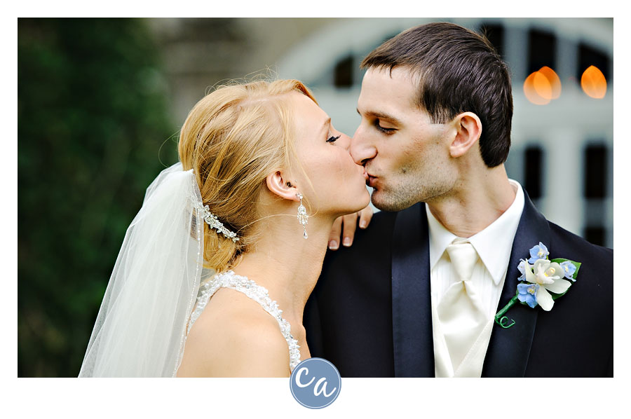 bride and groom kissing at the glidden house