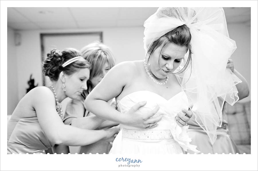 bride getting ready at calvary lutheran church in parma