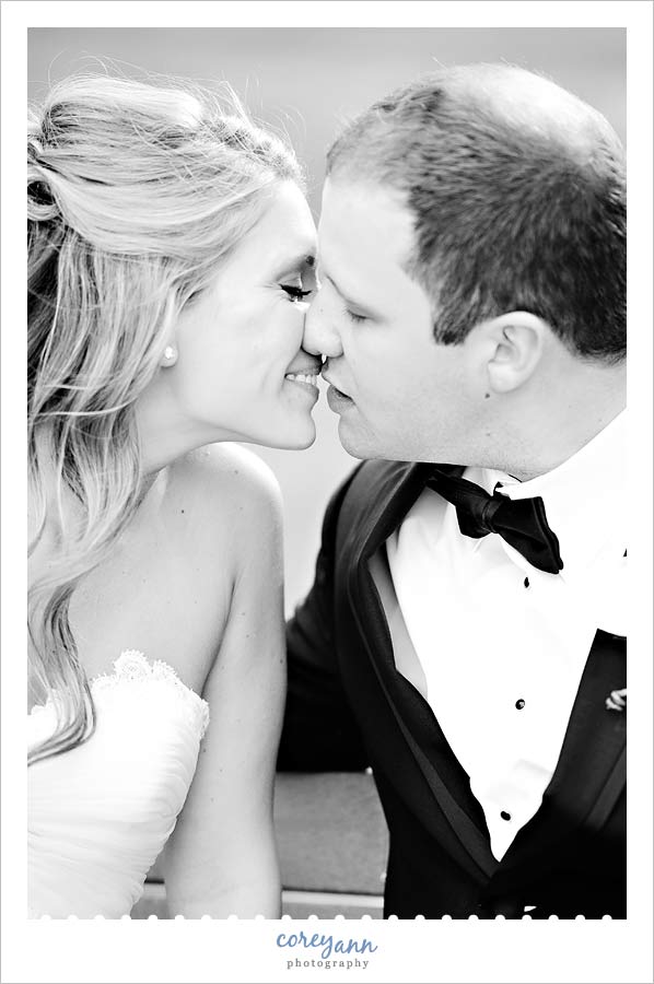 bride and groom kissing at buhl park at avalon lakes country club