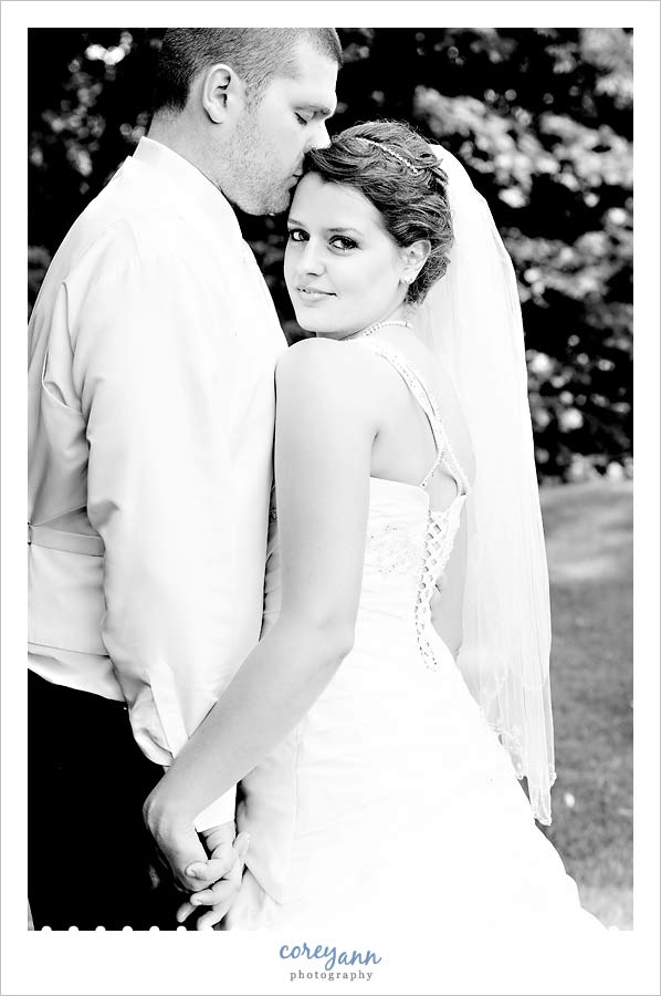 bride and groom in massillon ohio