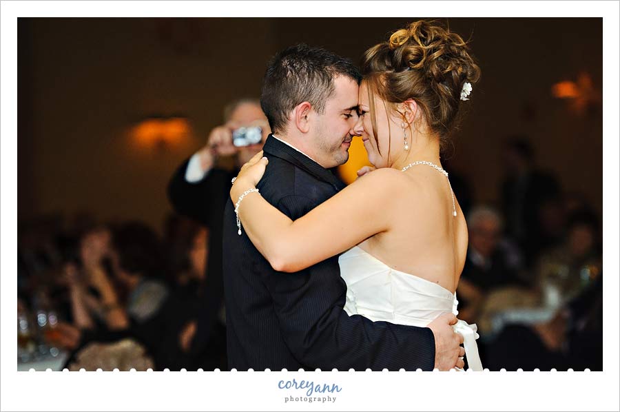 bride and groom first dance at blue heron in medina ohio