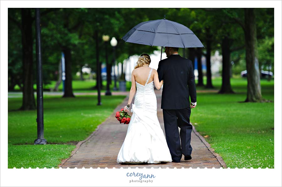 bride and groom with umbrella in Ohio