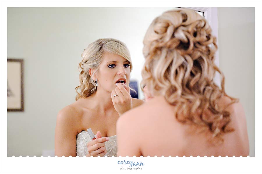 bride getting ready at pine ridge country club in wickliffe ohio