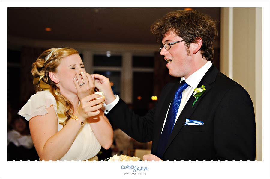 bride and groom cut the cake at kirtland country club